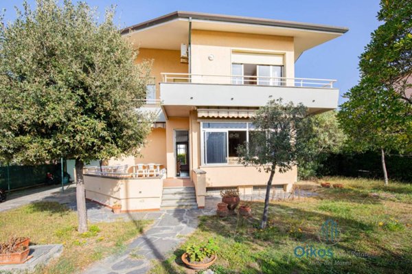 casa indipendente in vendita a Pietrasanta in zona Fiumetto