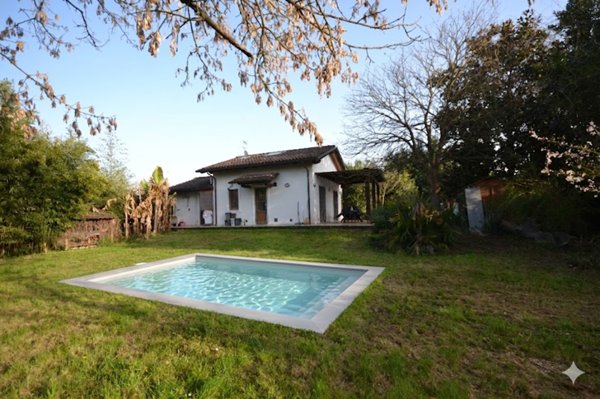 casa indipendente in vendita a Pietrasanta in zona Marina di Pietrasanta