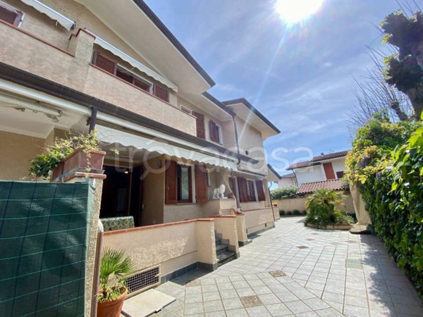 casa indipendente in vendita a Pietrasanta in zona Fiumetto