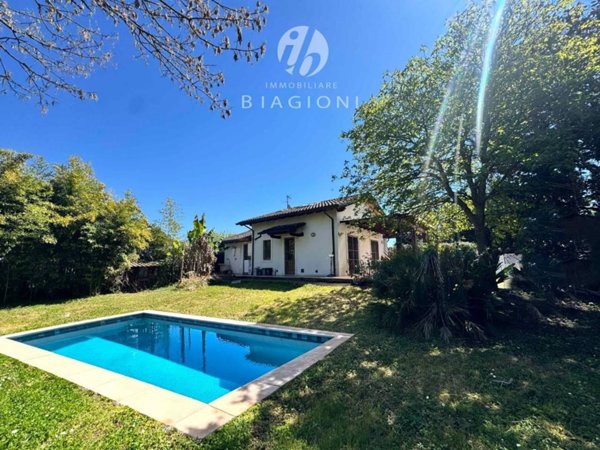 casa indipendente in vendita a Pietrasanta in zona Tonfano