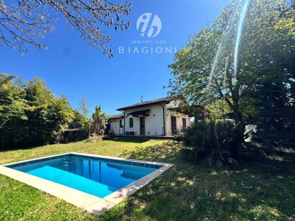 casa indipendente in vendita a Pietrasanta in zona Vignone