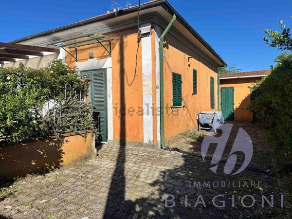 casa indipendente in vendita a Pietrasanta in zona Vignone