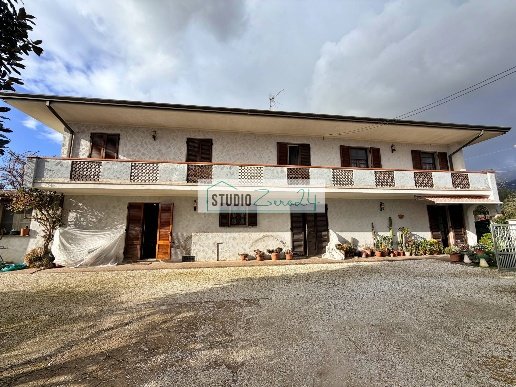 casa indipendente in vendita a Pietrasanta in zona Traversagna