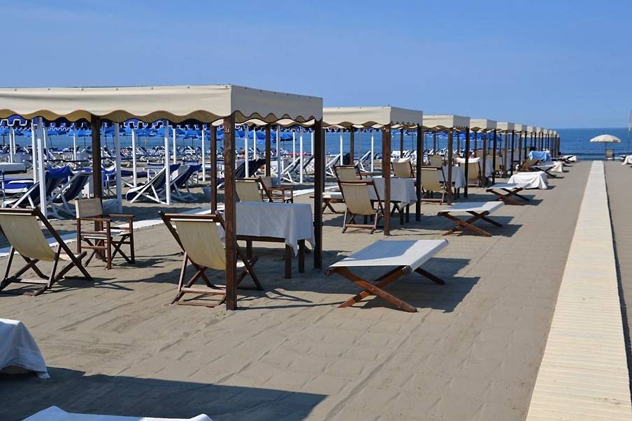 negozio in vendita a Pietrasanta in zona Marina di Pietrasanta