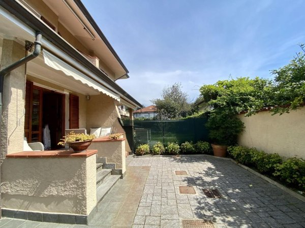 casa semindipendente in vendita a Pietrasanta in zona Fiumetto