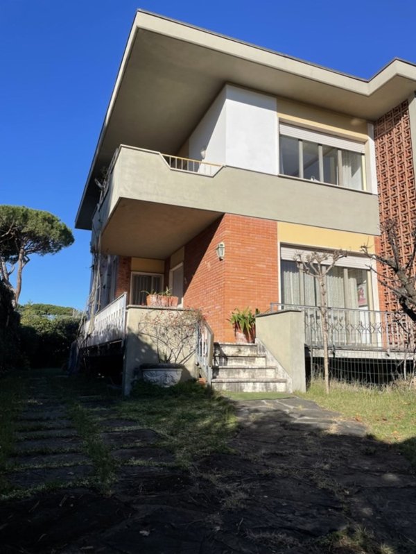 casa indipendente in vendita a Pietrasanta in zona Tonfano