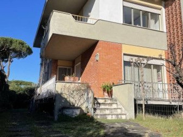 casa indipendente in vendita a Pietrasanta in zona Tonfano