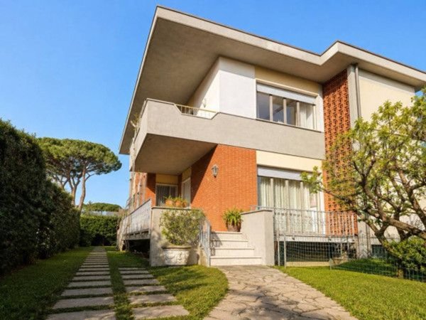 casa indipendente in vendita a Pietrasanta in zona Tonfano