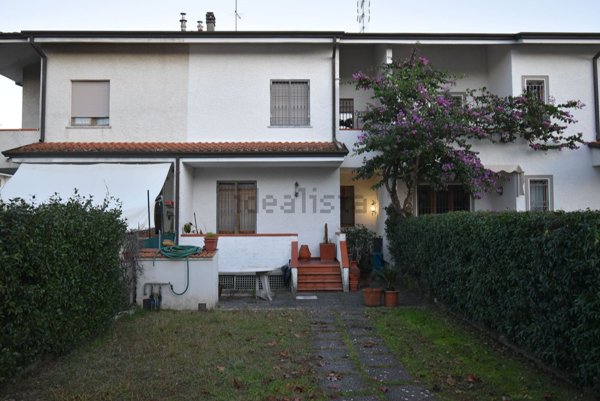 casa indipendente in vendita a Pietrasanta in zona Tonfano