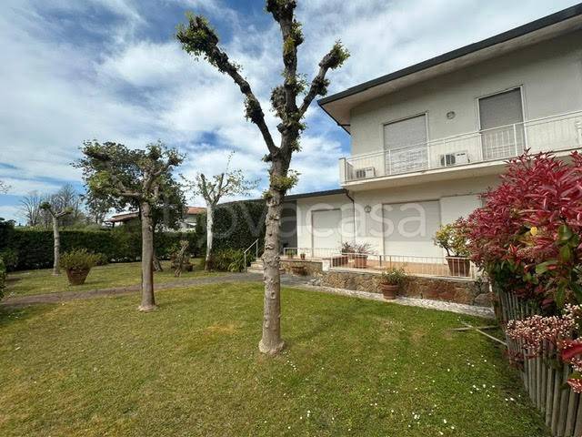 casa indipendente in vendita a Pietrasanta in zona Vignone