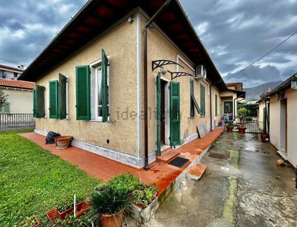 casa semindipendente in vendita a Pietrasanta in zona Osterietta