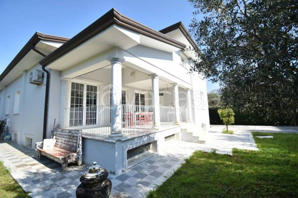 casa indipendente in vendita a Pietrasanta in zona Crociale