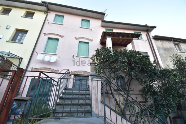casa indipendente in vendita a Pietrasanta in zona Strettoia