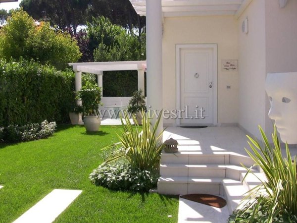 casa indipendente in vendita a Pietrasanta in zona Tonfano