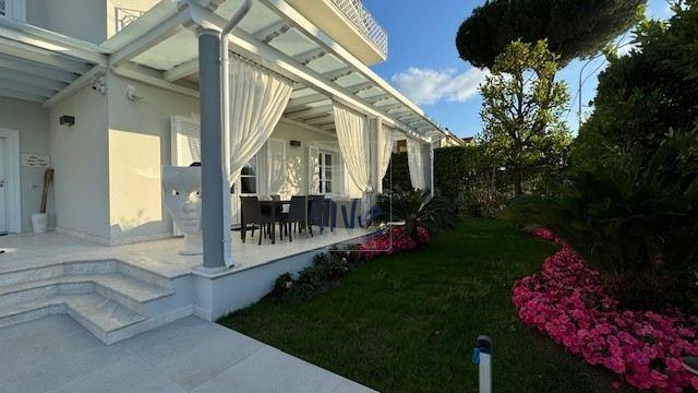 casa indipendente in vendita a Pietrasanta in zona Tonfano