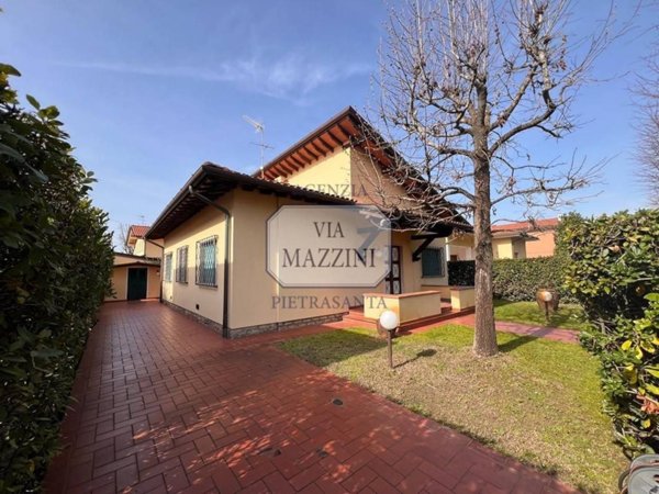 casa indipendente in vendita a Pietrasanta in zona Tonfano
