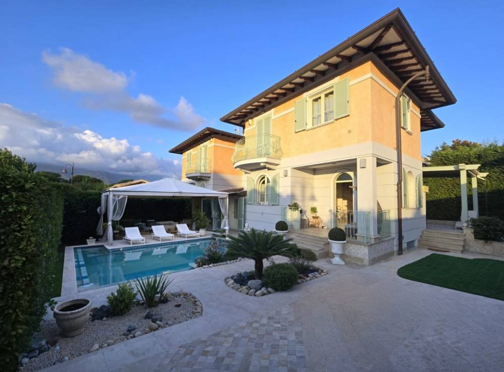 casa indipendente in vendita a Pietrasanta in zona Vignone