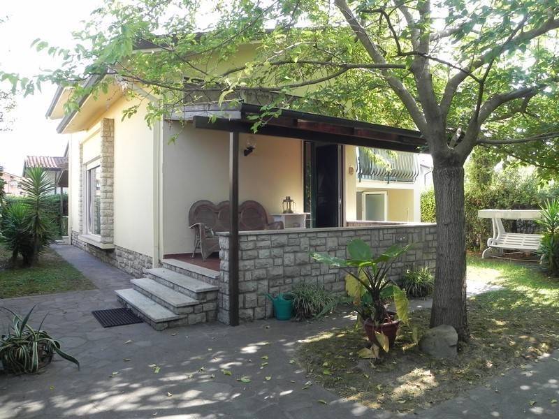 casa indipendente in vendita a Pietrasanta in zona Tonfano