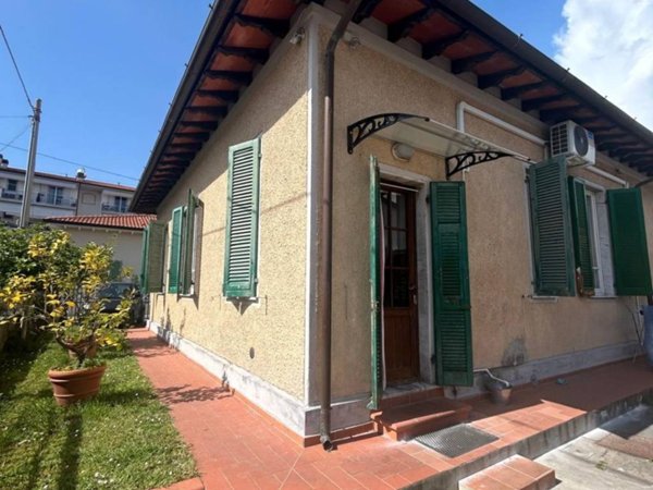 casa indipendente in vendita a Pietrasanta in zona Crociale