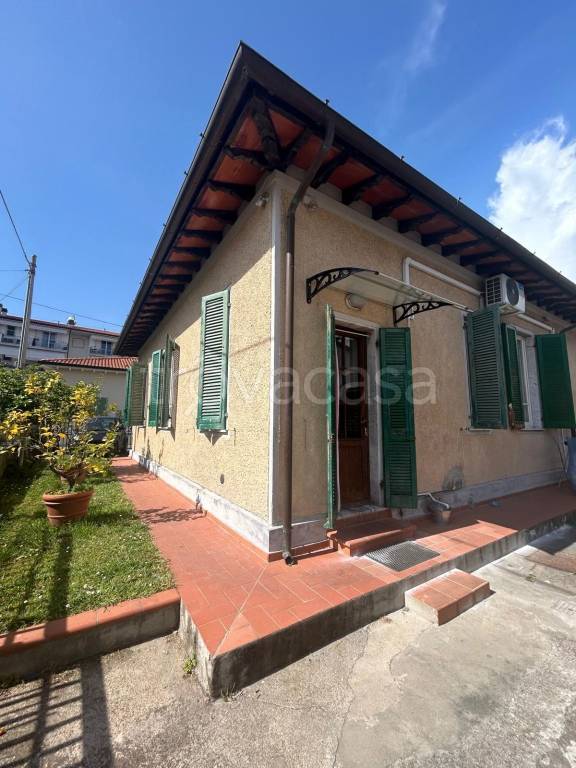 casa indipendente in vendita a Pietrasanta in zona Crociale