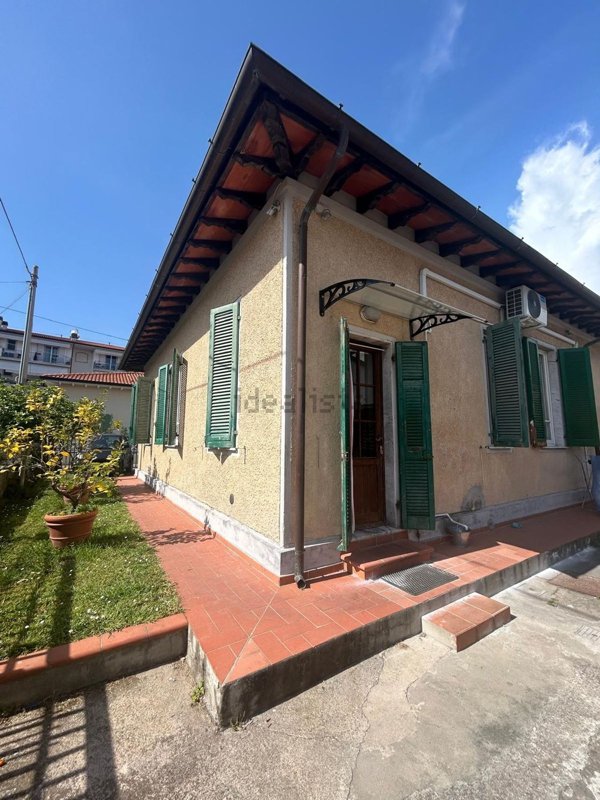 casa indipendente in vendita a Pietrasanta in zona Crociale
