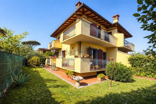 casa indipendente in vendita a Pietrasanta in zona Fiumetto