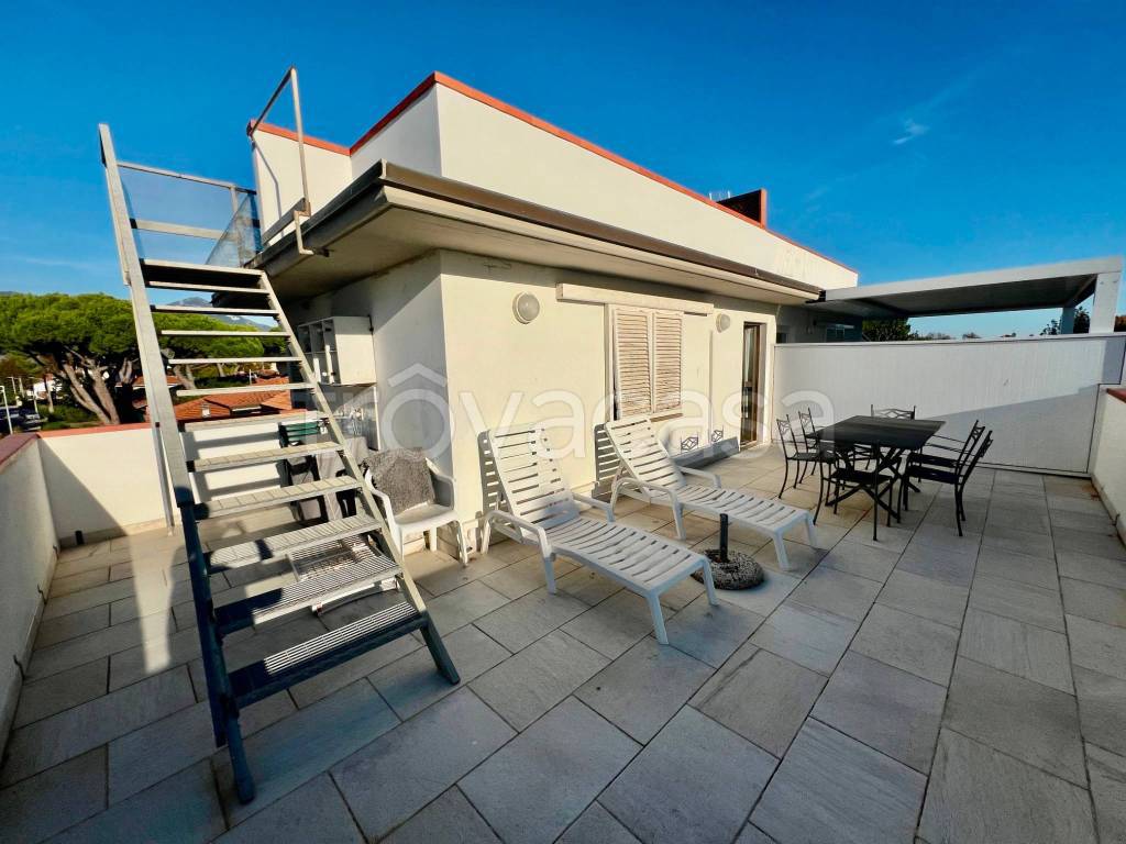 casa indipendente in vendita a Pietrasanta in zona Tonfano