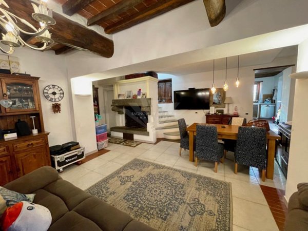 casale in vendita a Pietrasanta in zona Crociale