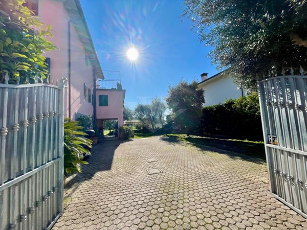 casale in vendita a Pietrasanta in zona Crociale