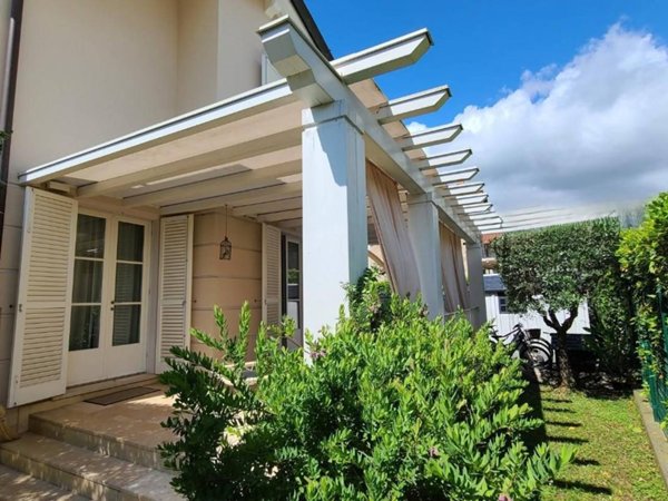 casa indipendente in vendita a Pietrasanta
