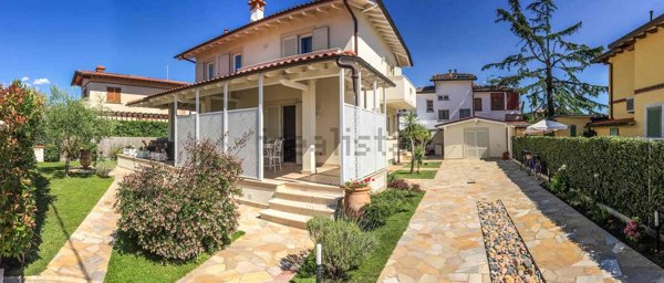 casa indipendente in vendita a Pietrasanta in zona Tonfano