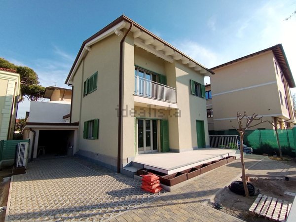 casa indipendente in vendita a Pietrasanta in zona Tonfano