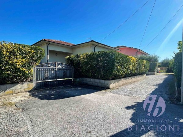 casa indipendente in vendita a Pietrasanta in zona Marina di Pietrasanta