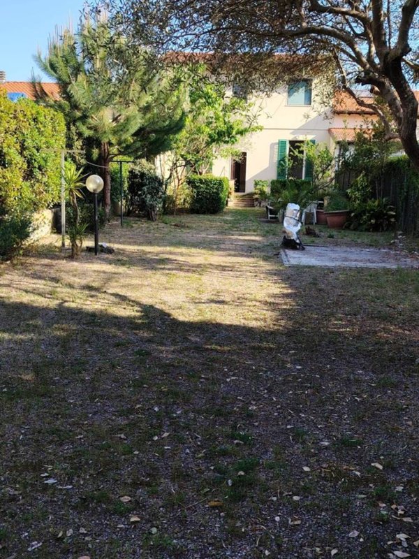 casa indipendente in vendita a Pietrasanta in zona Vignone