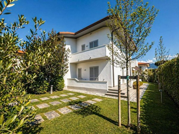 casa indipendente in vendita a Pietrasanta in zona Tonfano