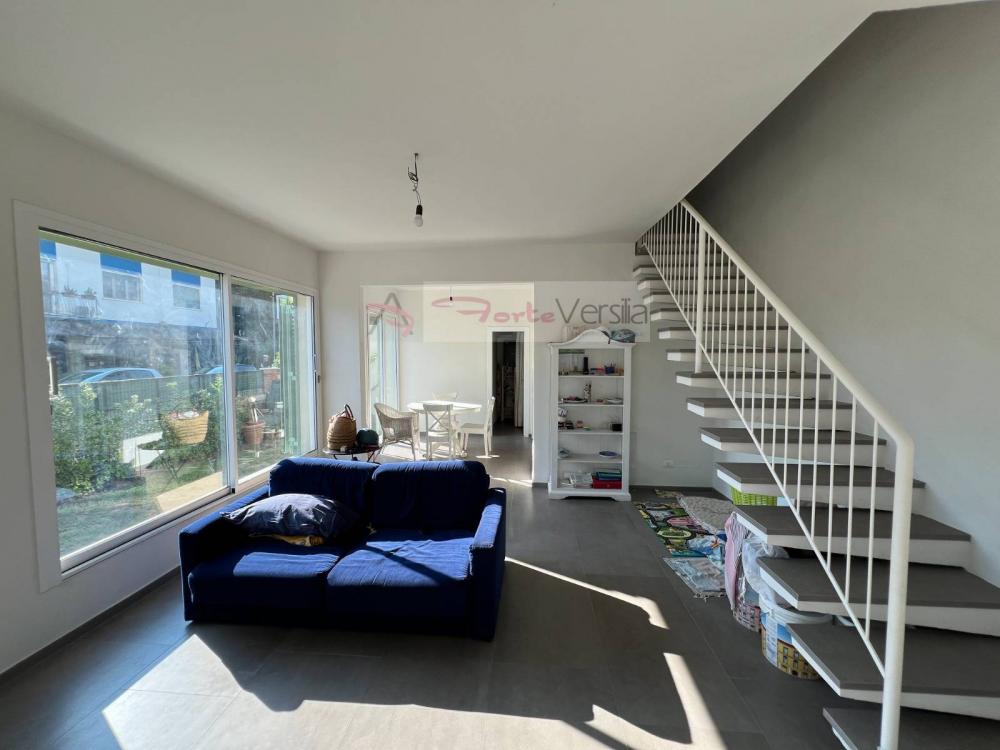 casa indipendente in vendita a Pietrasanta in zona Tonfano
