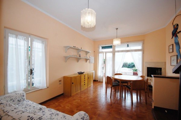 casa indipendente in vendita a Pietrasanta in zona Tonfano