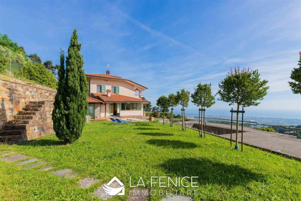 casa indipendente in vendita a Pietrasanta in zona Strettoia