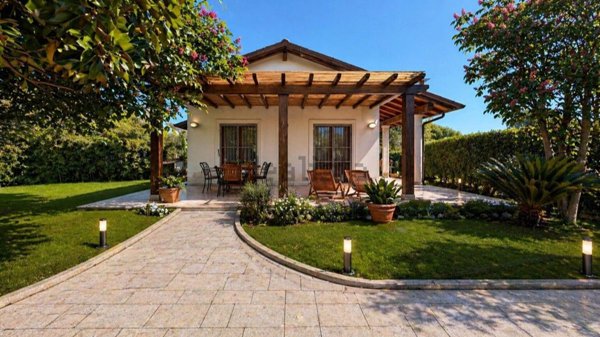 quadrivano in vendita a Pietrasanta in zona Tonfano