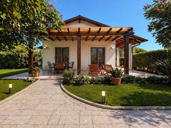 casa indipendente in vendita a Pietrasanta in zona Tonfano
