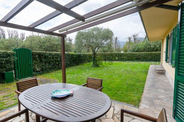 appartamento in vendita a Pietrasanta in zona Fiumetto