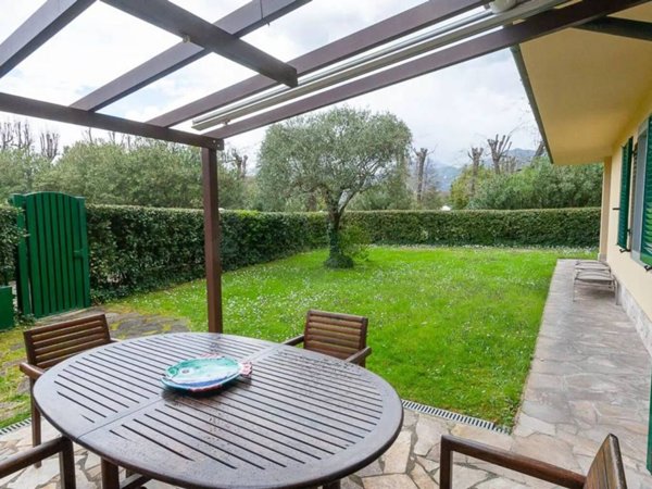 appartamento in vendita a Pietrasanta in zona Fiumetto