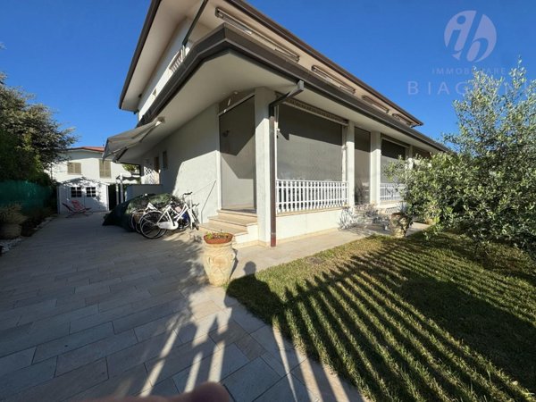 casa indipendente in vendita a Pietrasanta in zona Marina di Pietrasanta
