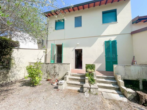 casa indipendente in vendita a Pietrasanta in zona Vignone