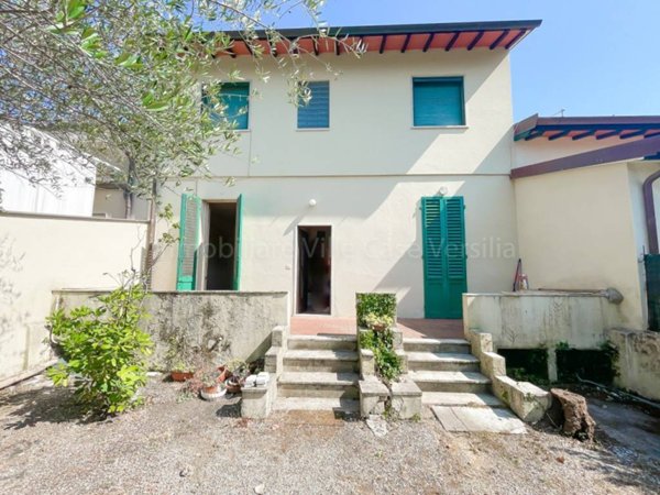 casa indipendente in vendita a Pietrasanta in zona Vignone