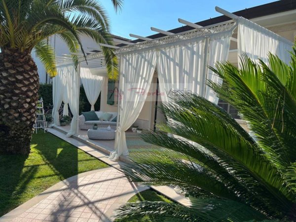 casa indipendente in vendita a Pietrasanta in zona Vignone