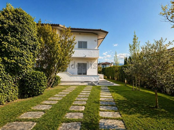 casa indipendente in vendita a Pietrasanta in zona Tonfano