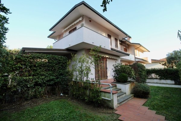 casa indipendente in vendita a Pietrasanta in zona Tonfano