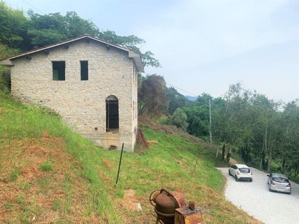 casa indipendente in vendita a Pietrasanta in zona Strettoia
