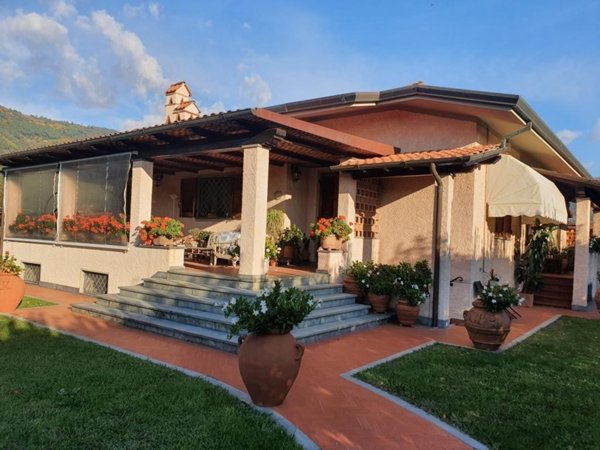 casa indipendente in vendita a Pietrasanta in zona Strettoia